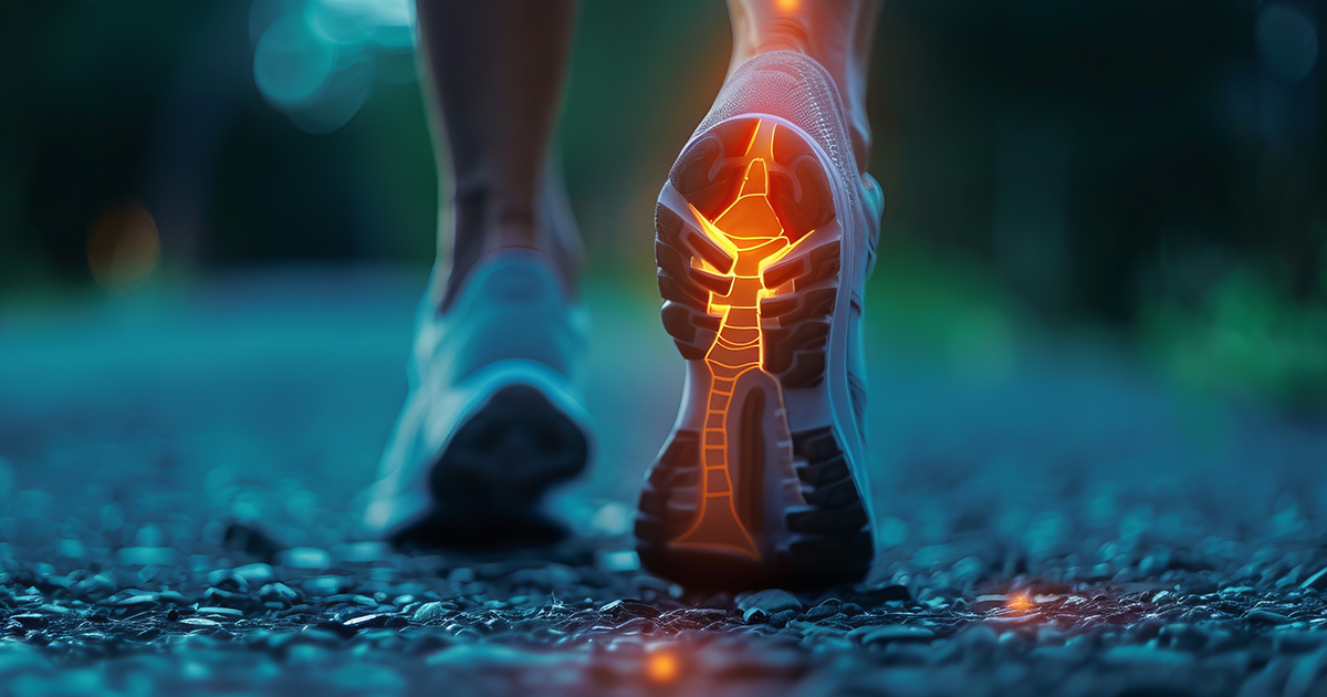 Runner’s foot striking the ground with highlighted heel showing impact stress linked to heel spur and plantar fasciitis.